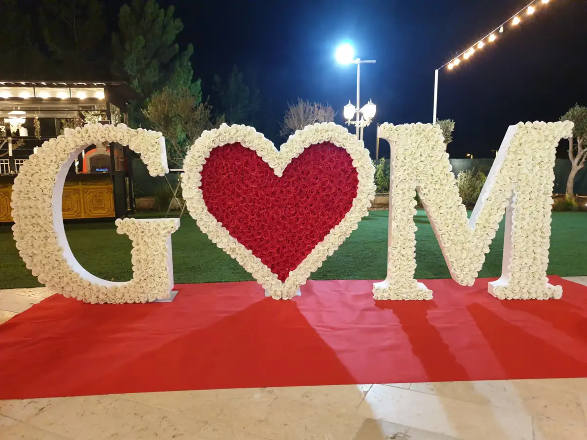 אותיות פרחים לאירועים